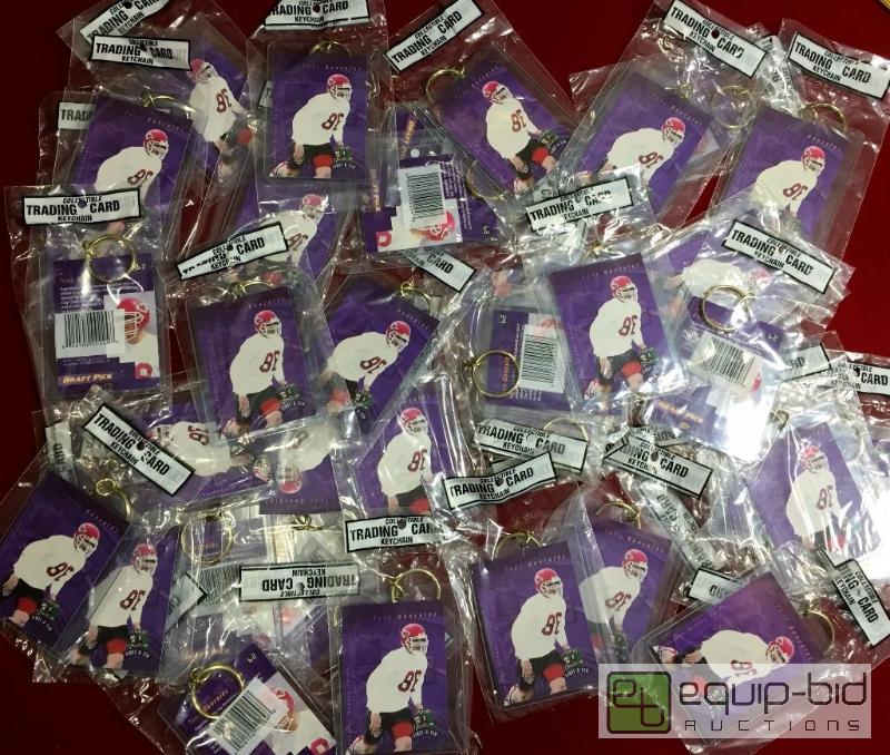 lot 1074 image: (37) TONY GONZALEZ ROOKIE CARD - KEYCHAINS FA...