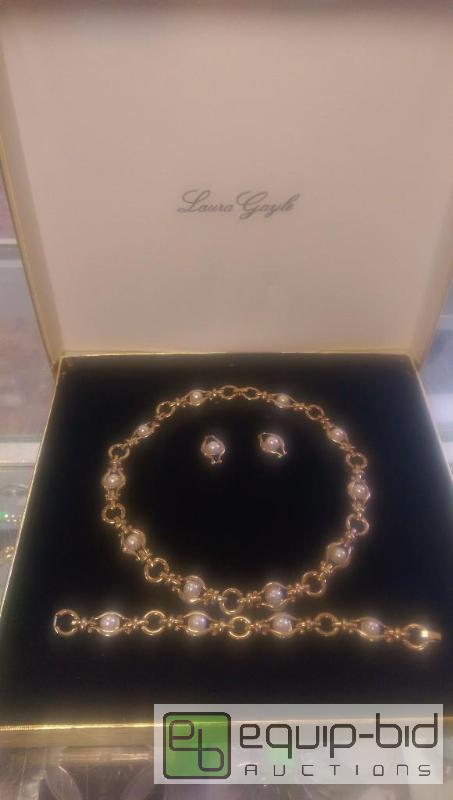 lot 107 image: Beautiful Earring and Necklace Set...