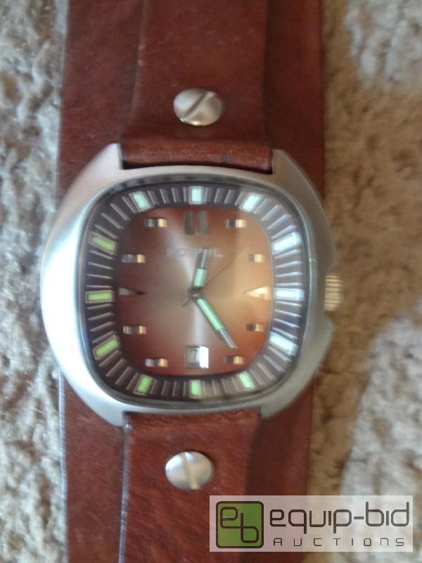 lot 17 image: Fossil Watch will need a battery works great...