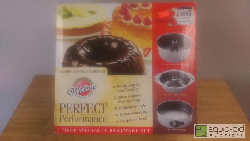 lot 220 image: Bundt Cake Set...