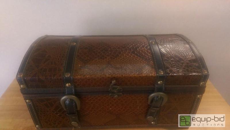 lot 232 image: Jewelry Box or Knick Knacks...