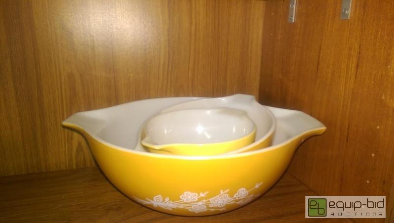 lot 252 image: Nesting Bowl Set...