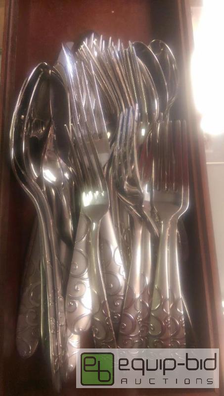 lot 271 image: Set of Oneida Silverware...