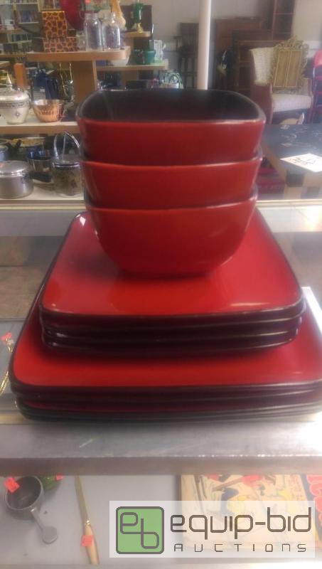 lot 304 image: Dish Set...