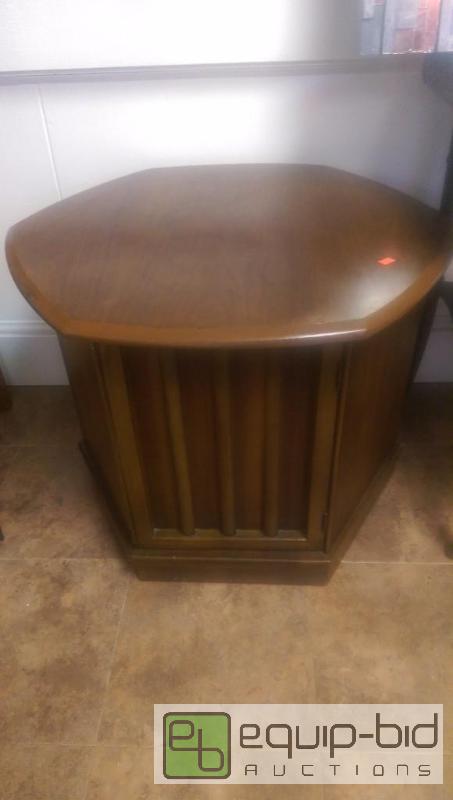 lot 326 image: End Table would be a great project piece...