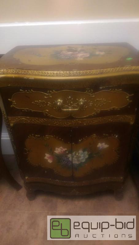 lot 38 image: Beautiful Antique Night Stand...
