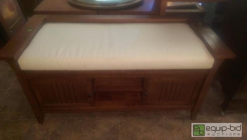 lot 4 image: Amazing Mission Style Bench...