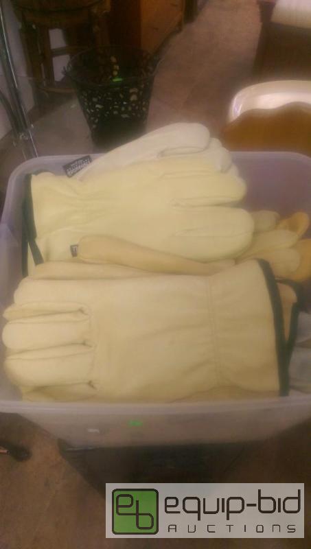 lot 49 image: Tote Full of Mixed Leather Work Gloves...