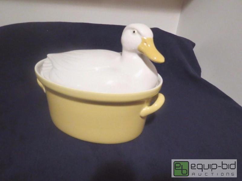 lot 85 image: Vintage Hall Pottery Carbone Yellow Casserole...