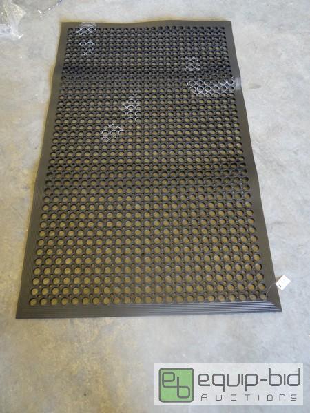 lot 1617 image: New 30x60 Rubber Fatigue Mat