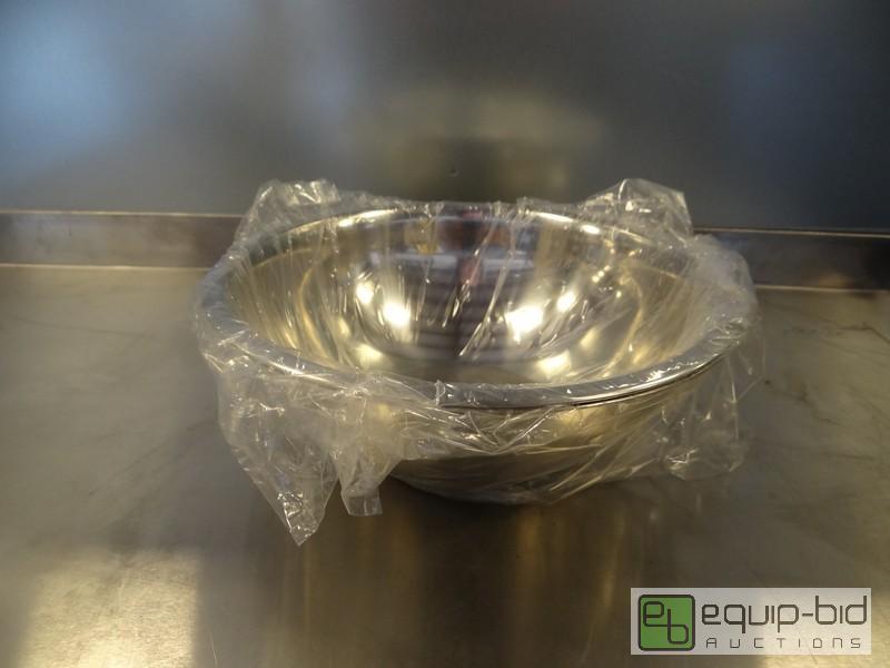 lot 1667 image: (2) New 4 Qt Stainless Mixing Bowls