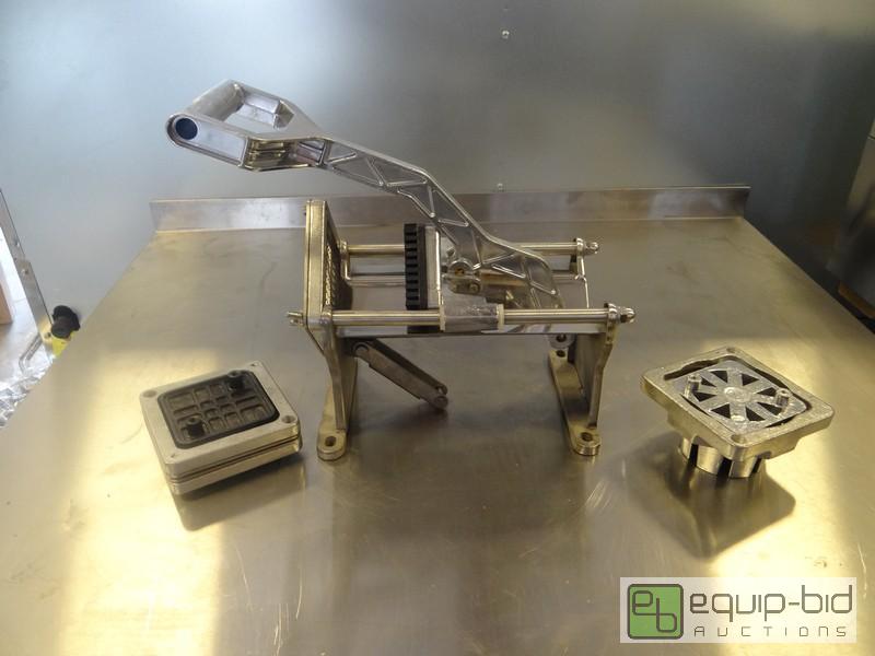 lot 1679 image: New 4 In 1 PotatoLemon SlicerWedger