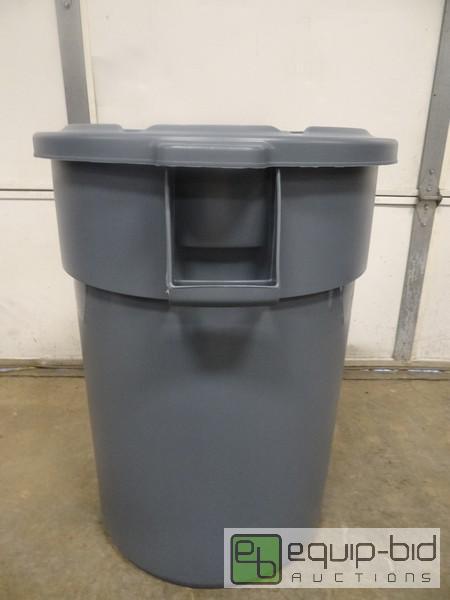 lot 785 image: Rubbermaid 44 Gallon Trash Can
