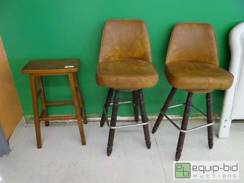 lot 2085 image: Lot of 3 bar stools....