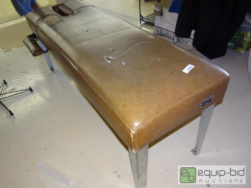 lot 2113 image: Duncan service co. mh-100&nbspmassage table....