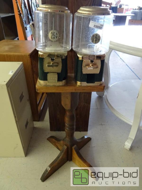 lot 2163 image: 2 head candy machine with wood stand. No keys...