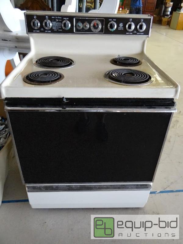 lot 2169 image: GE electric stove with potspans....