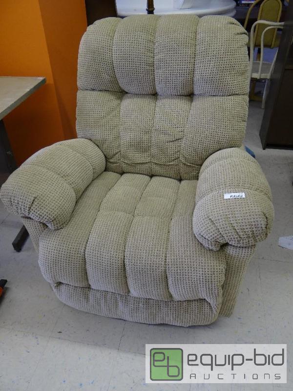 lot 2171 image: Nice looking and comfortable recliner....