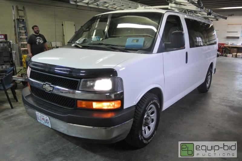lot 2 image: 2010 Chevy Express Custom Van
