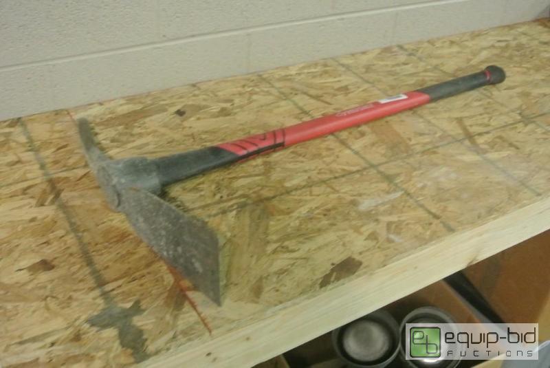 lot 582 image: Husky 5lb Pick Mattock