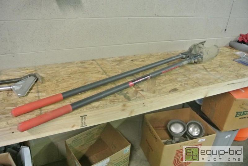 lot 585 image: Razorback Post Hole Digger