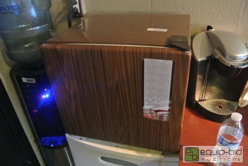 lot 709 image: Kenmore Mini Fridge