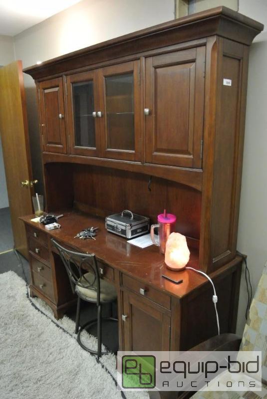 lot 725 image: Office Desk with Hutch
