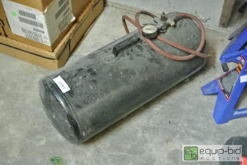 lot 733 image: Air Bubble Portable Compressed Air Tank