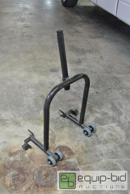 lot 742 image: Trackside Rear Tire Stand