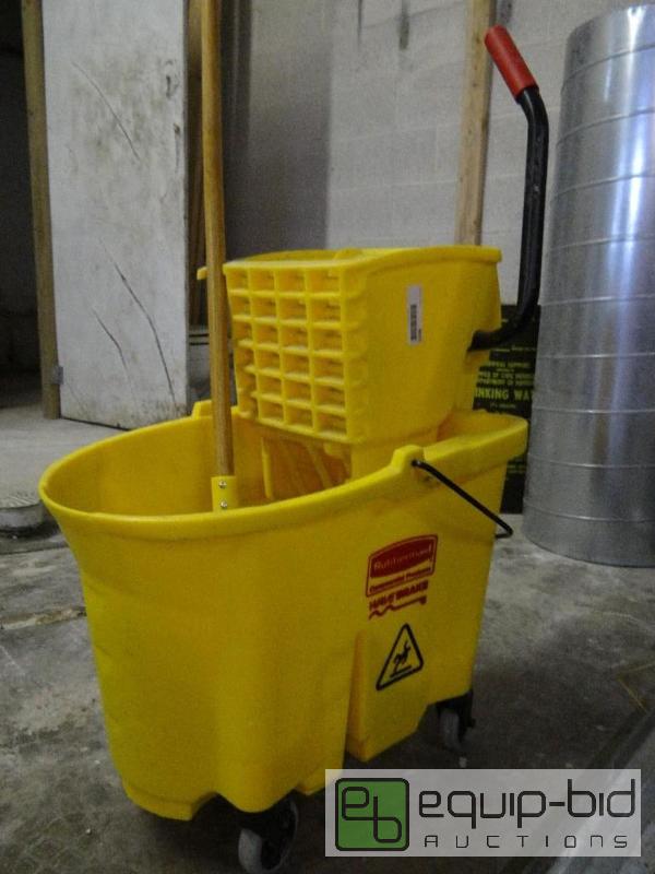 lot 9015 image: Rubbermaid Mop Bucket and Mop