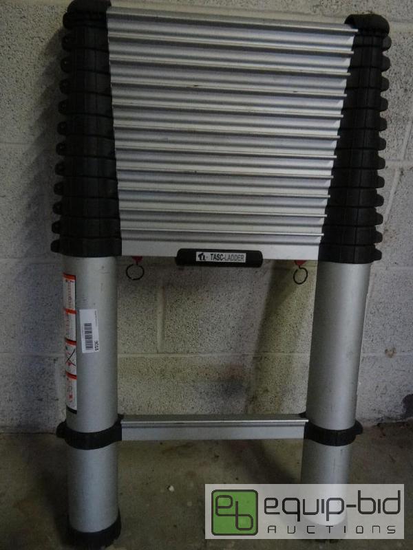 lot 9018 image: Nice Telescoping Ladder