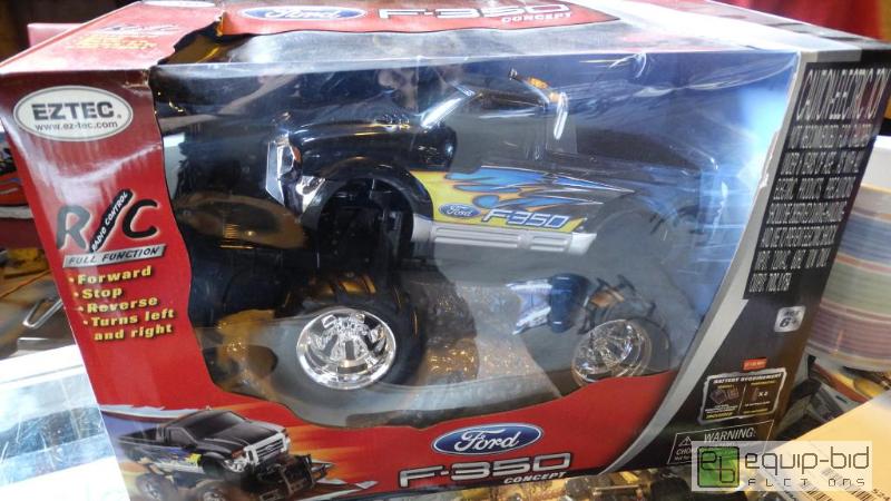 lot 521 image: Ford F350 Remote Control Truck