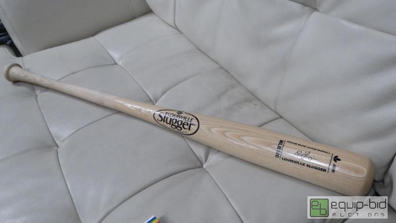 lot 552 image: New Solid Wood Collectors Bat