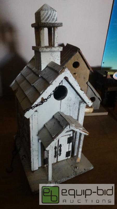 lot 557 image: Collectors Hand Made Bird House
