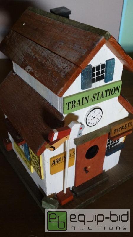 lot 562 image: Collectors Hand Made Bird House