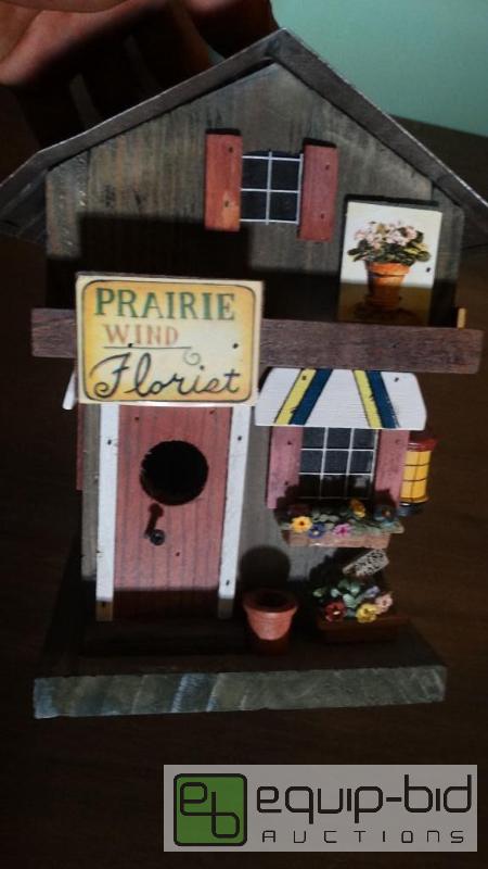 lot 567 image: Collectors Hand Made Bird House
