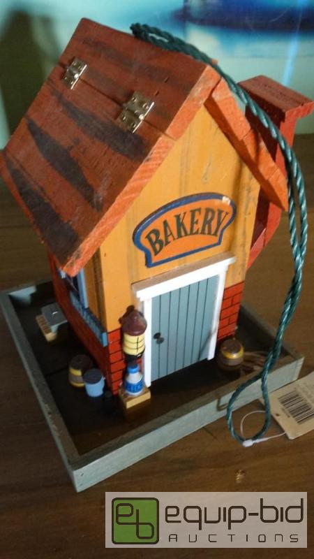lot 568 image: Collectors Hand Made Bird House