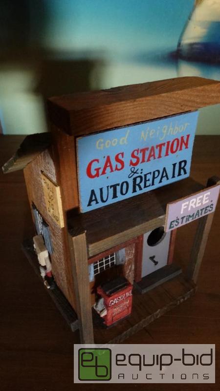 lot 569 image: Collectors Hand Made Bird House