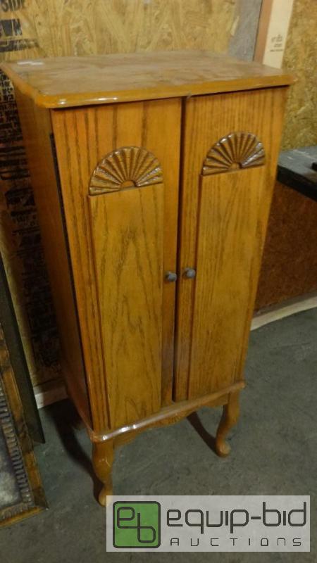 lot 570 image: Nice Finished Wood Jewelry Storage Case