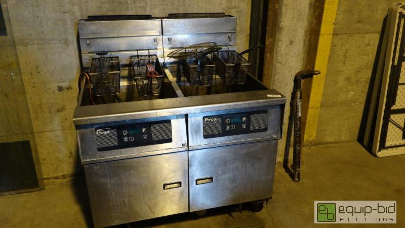 lot 579 image: Commercial Fry Master Natural Gas Double Fryer