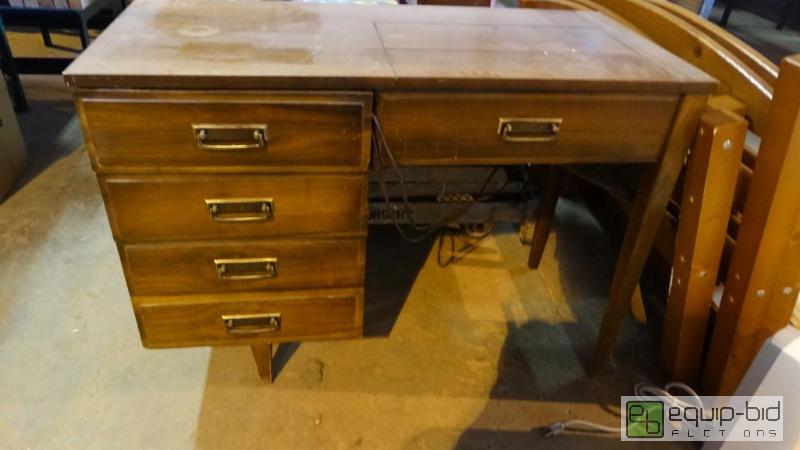 lot 581 image: Singer Hide Away Sewing Machine Table