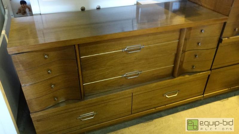 lot 584 image: 8 Drawer Storage Cloths Dresser