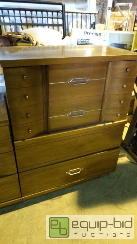 lot 585 image: 4 Drawer Cloths Dresser