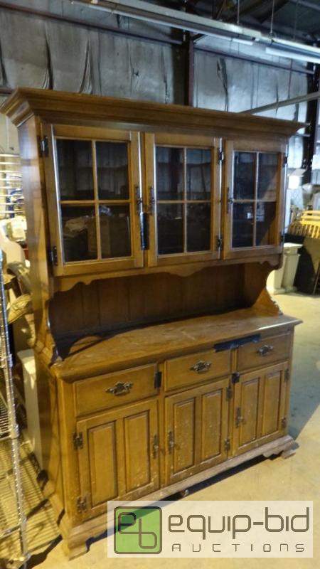 lot 586 image: Very Nice Finished Wood Hutch Cabinet