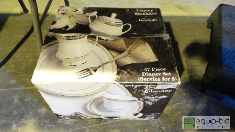 lot 589 image: 47 Piece Dinning Set