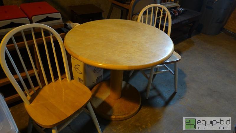 lot 594 image: 3 Piece Kitchen Table Set