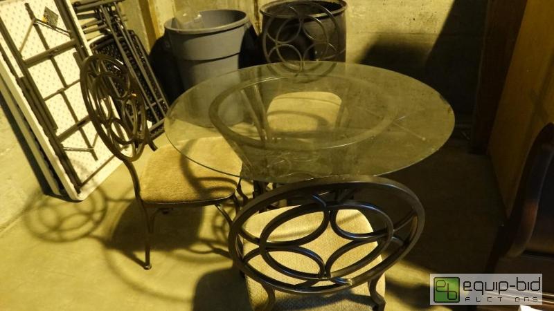 lot 611 image: 4 piece Dinning Table Set