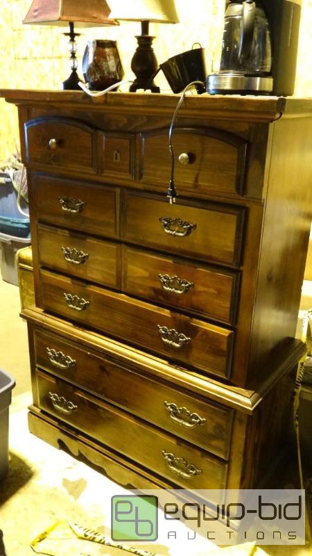 lot 616 image: Very Nice Wood Finish 6 Drawer Cloths Dresser