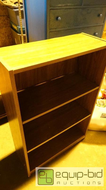 lot 618 image: Pressed Wood 3 Tier Book Shelf