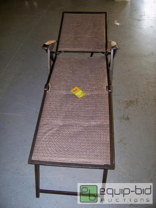 lot 1000 image: Garden Oasis Padded Sling Chaise